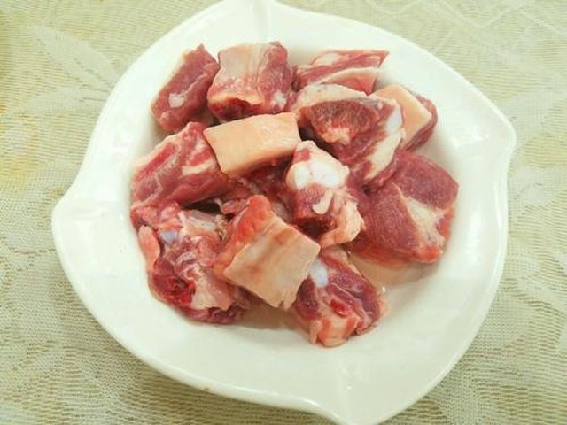 【彩椒土豆烧排骨】步骤1制作图解