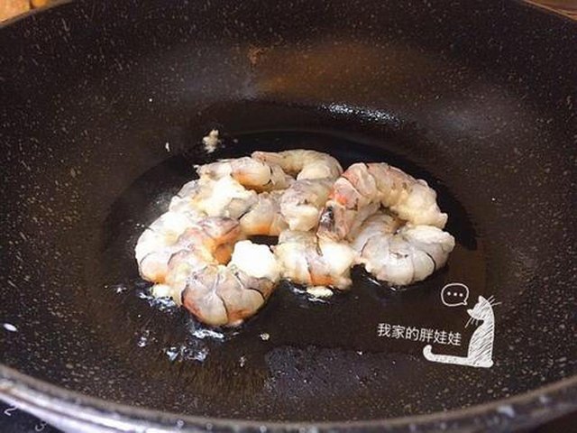 【蚝油蟹味菇韭菜炒虾仁】步骤3