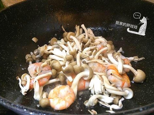 【蚝油蟹味菇韭菜炒虾仁】步骤4