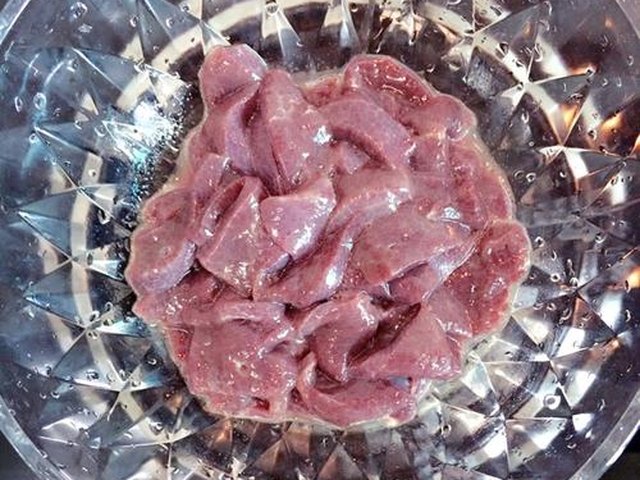 【芹菜蒜苗炒猪肝】步骤1