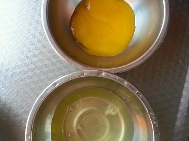 【青椒炒鸡蛋黄】步骤1