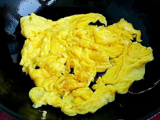 【火腿肠炒鸡蛋】步骤4制作图解