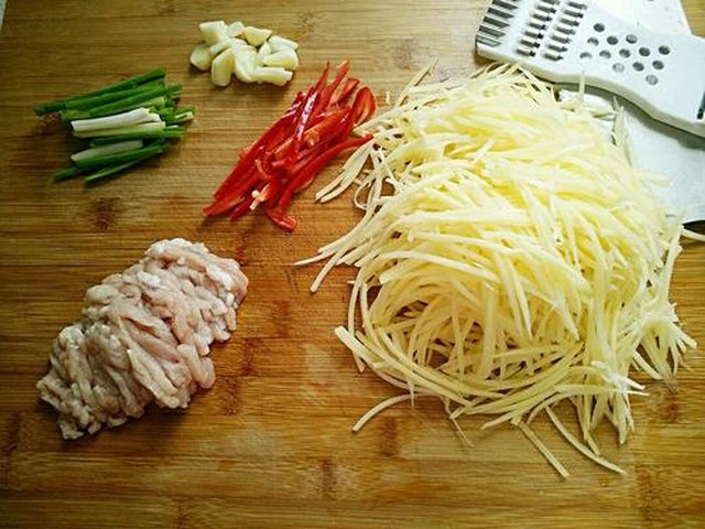 【土豆丝炒肉】步骤3制作图解