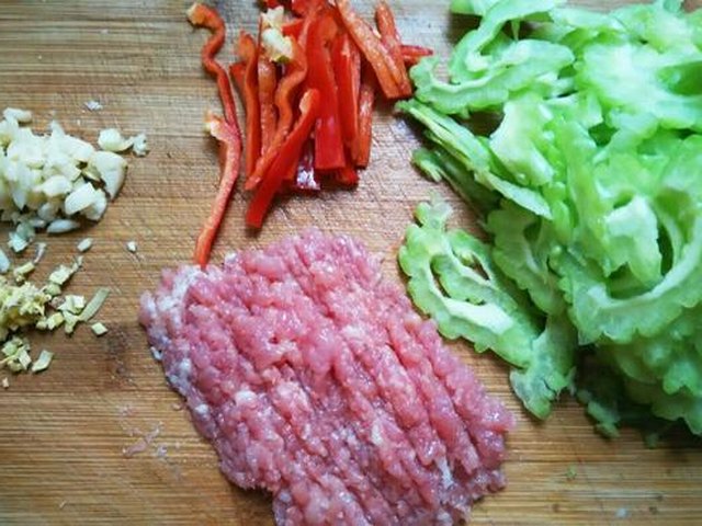 【豉香肉末炒苦瓜】步骤3
