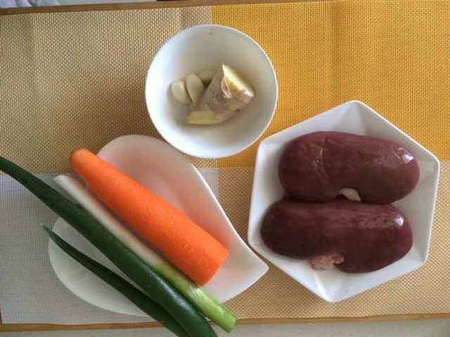 【胡萝卜炒腰花】步骤1