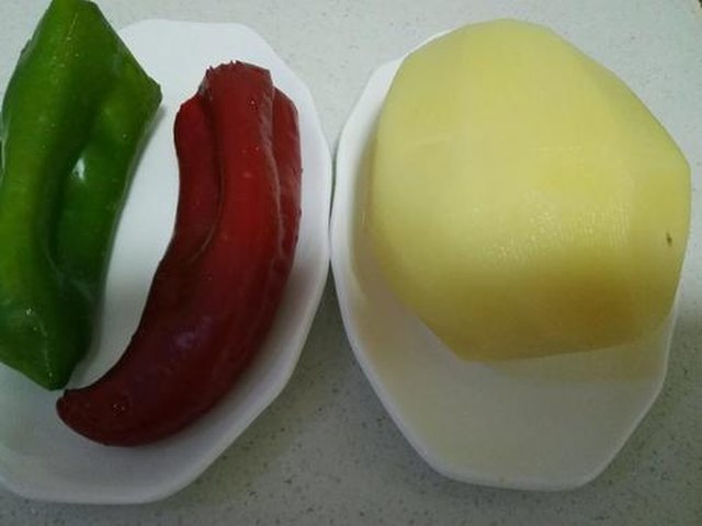 【双椒土豆片】步骤1制作图解