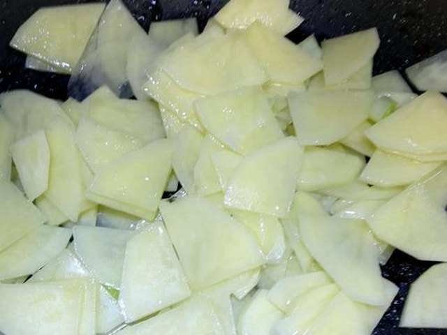 【双椒土豆片】步骤3制作图解