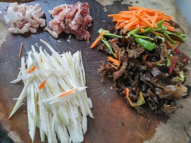 【茭白木耳胡罗卜炒肉丝】步骤1