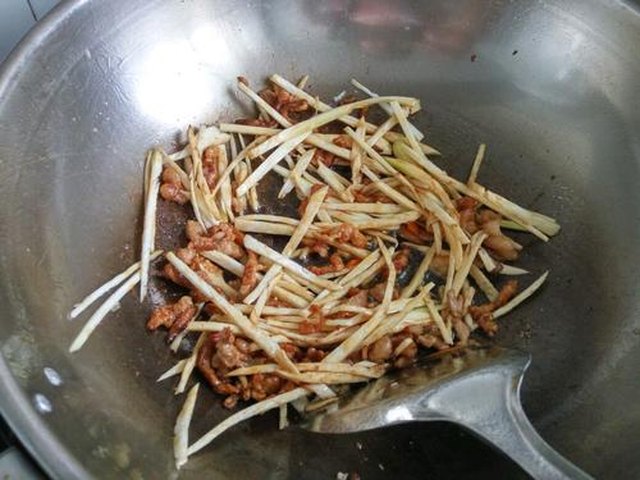 【茭白木耳胡罗卜炒肉丝】步骤3