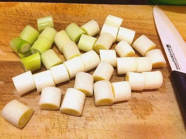 【葱段炒鸡脖肉】步骤3制作图解