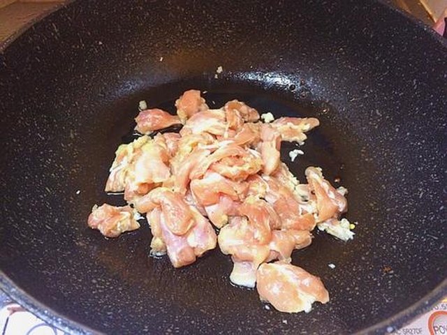 【葱段炒鸡脖肉】步骤4制作图解