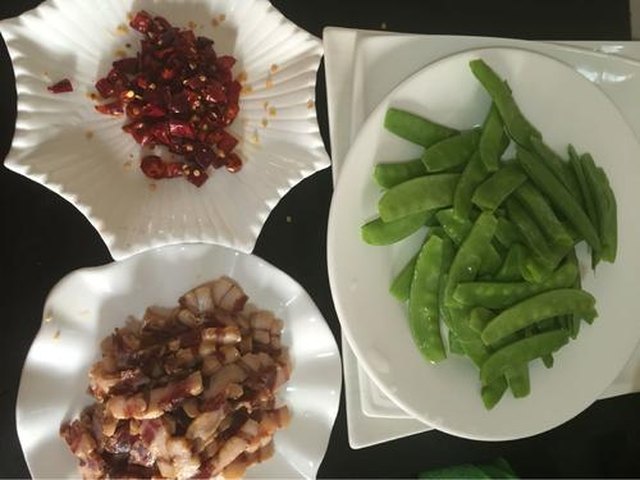 【荷兰豆炒腊肉】步骤1