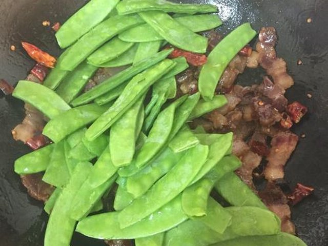【荷兰豆炒腊肉】步骤4