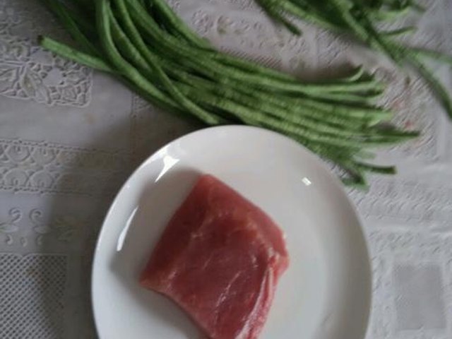 【豇豆炒里脊】步骤1