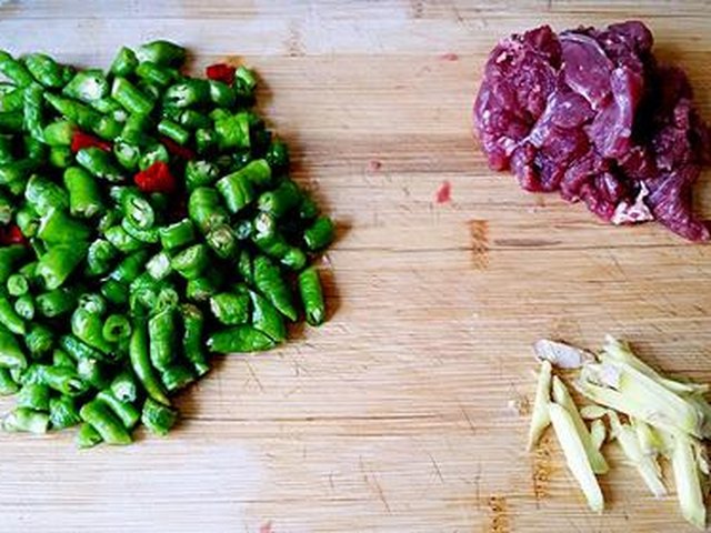 【醋溜尖椒牛肉】步骤1制作图解