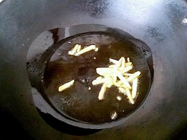 【醋溜尖椒牛肉】步骤4制作图解