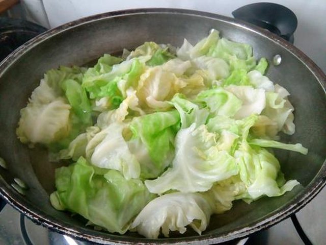 【咸肉干锅卷心菜】步骤3