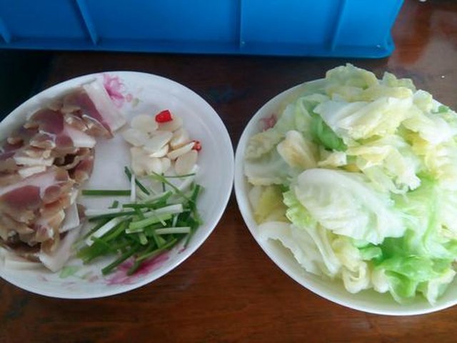 【咸肉干锅卷心菜】步骤4
