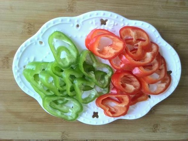 【彩椒耗油海鲜菇】步骤2制作图解