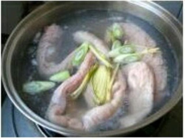 【肥肠豆花】步骤1制作图解
