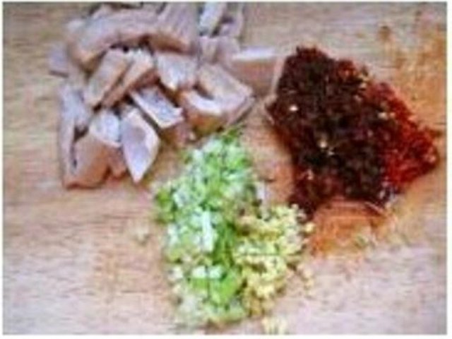【肥肠豆花】步骤2制作图解