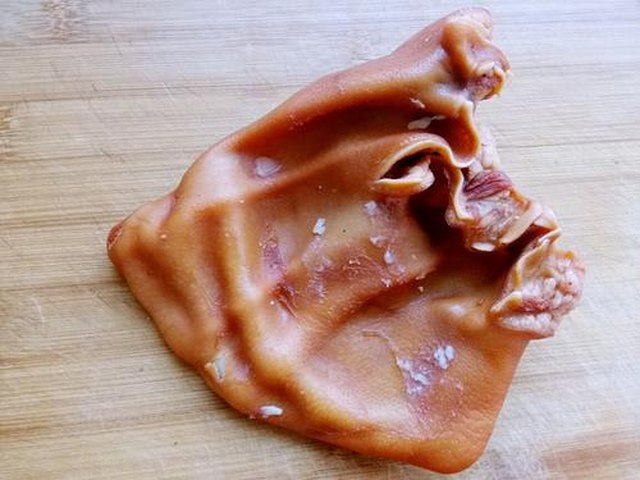 【猪耳朵炒辣椒鸡蛋】步骤1制作图解