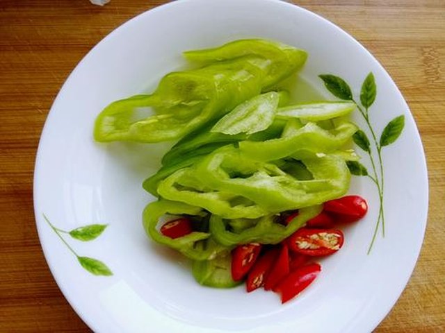 【猪耳朵炒辣椒鸡蛋】步骤2制作图解