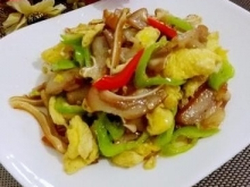 猪耳朵炒辣椒鸡蛋