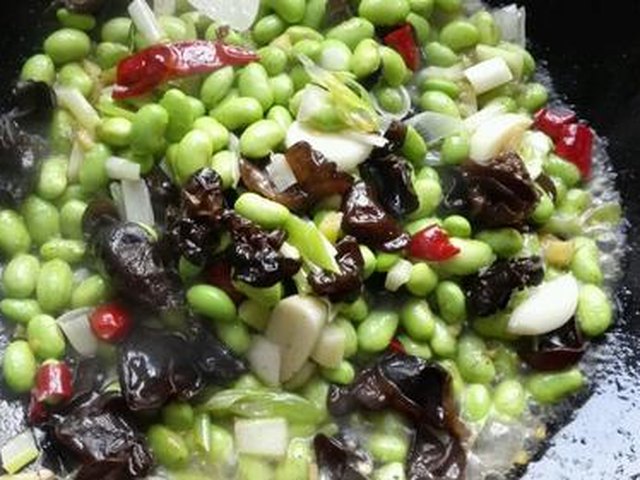 【毛豆炒木耳】步骤4