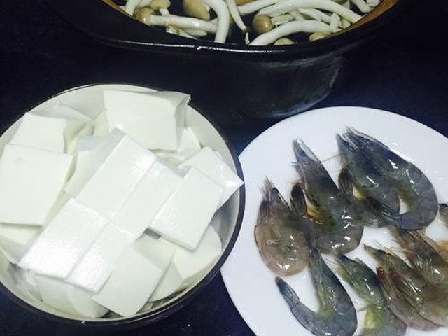 【豆腐鲜虾煲】步骤2