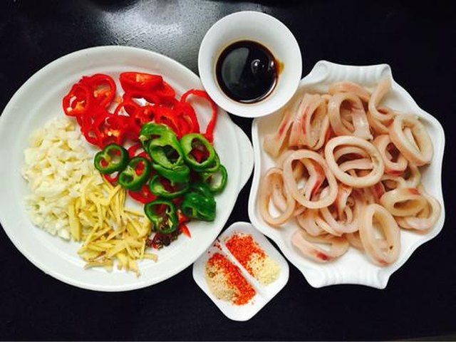 【香辣O泡鱿鱼圈】步骤2制作图解