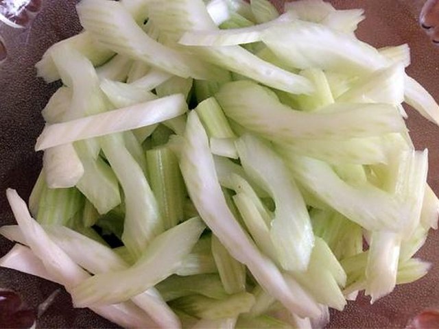 【西芹炒百合腰果虾仁】步骤1