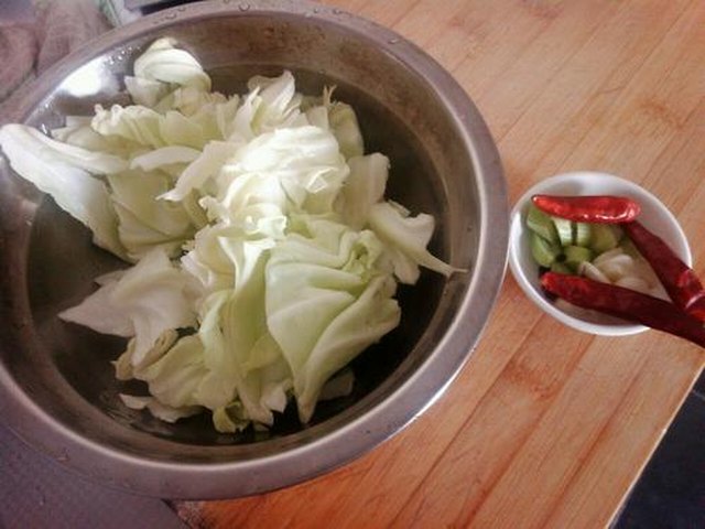 【火爆卷心菜】步骤1制作图解