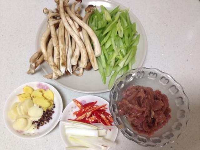 【茶树菇芹菜炒肉】步骤1