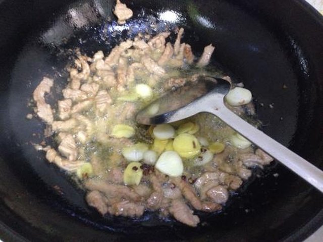 【茶树菇芹菜炒肉】步骤3