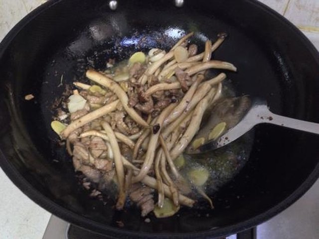 【茶树菇芹菜炒肉】步骤4