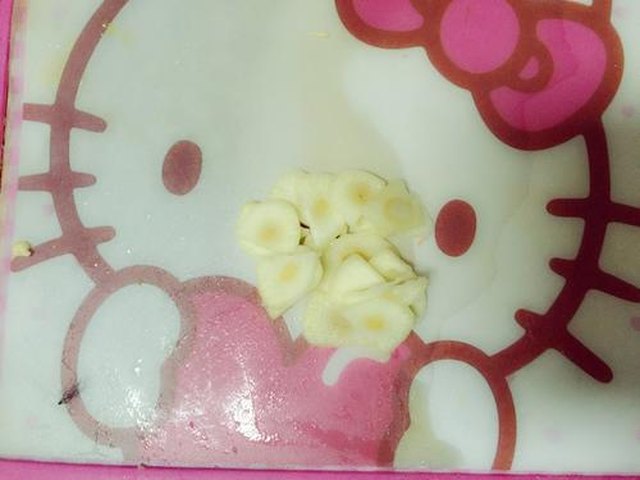 【缤纷彩椒肥肠】步骤2制作图解