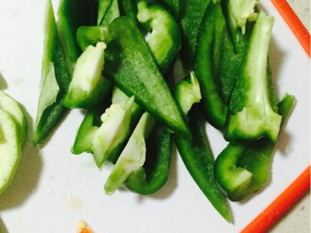 【沙茶牛肉爆青椒】步骤1