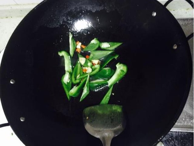 【沙茶牛肉爆青椒】步骤4
