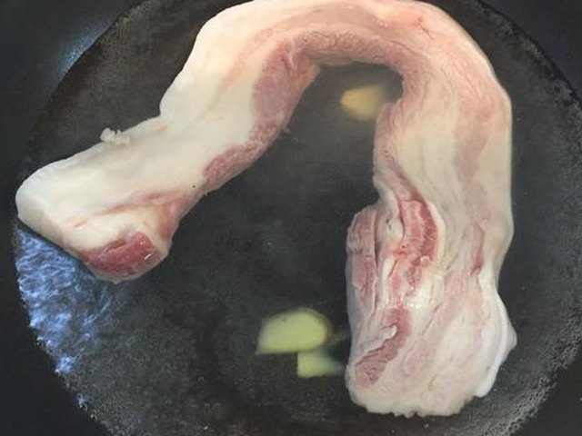 【彩椒炒五花肉】步骤2