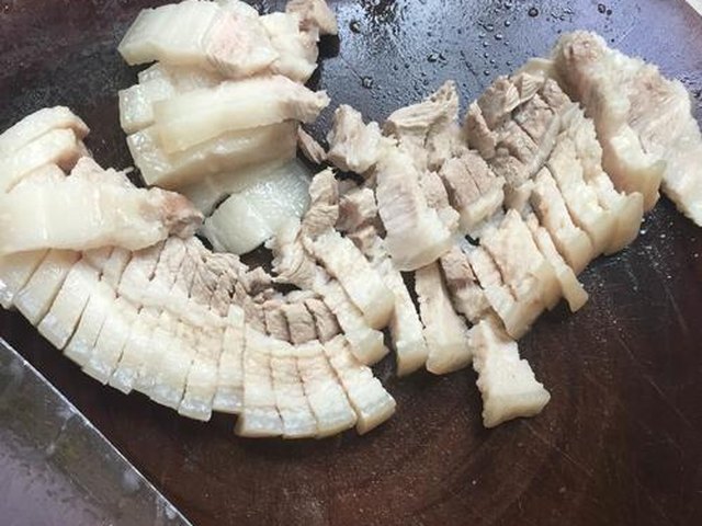 【彩椒炒五花肉】步骤4