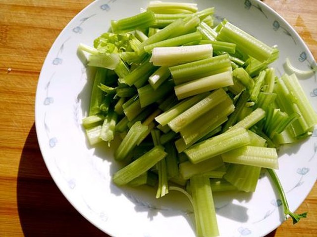 【彩椒芹菜炒肉丝】步骤1