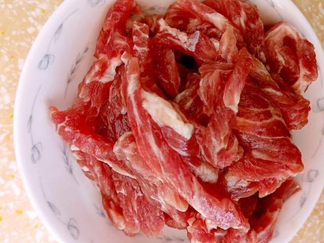 【彩椒芹菜炒肉丝】步骤3
