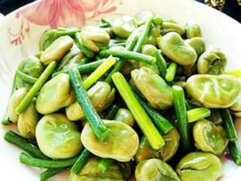 青蚕豆炒蒜苗
