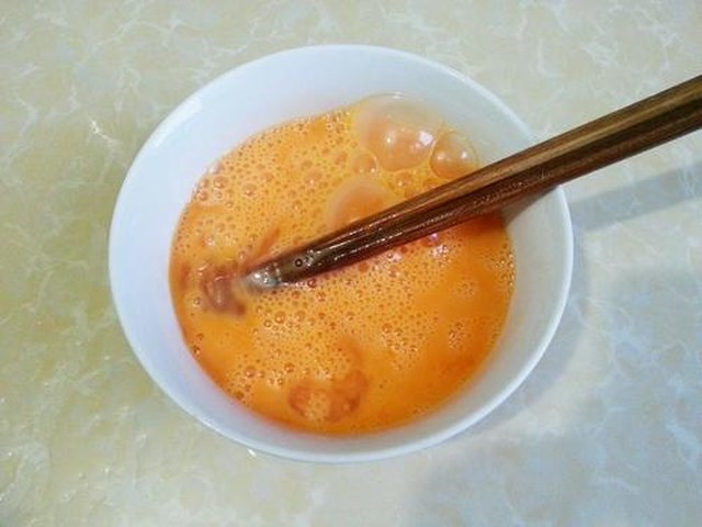 【彩椒炒火腿鸭蛋】步骤3