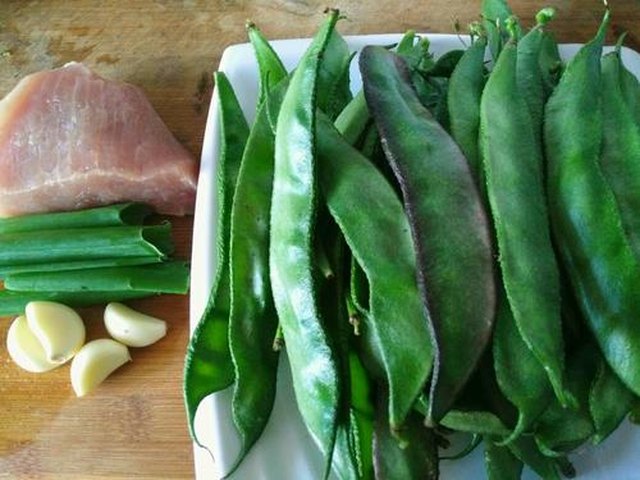 【猪耳朵豆角炒肉丝】步骤1制作图解
