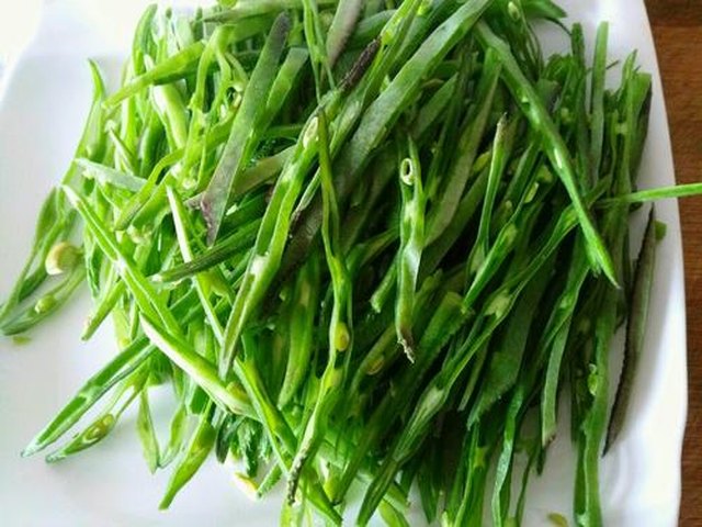 【猪耳朵豆角炒肉丝】步骤2制作图解