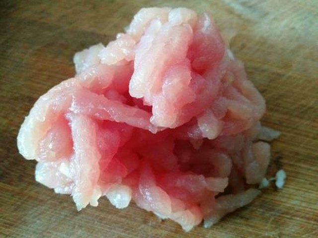 【猪耳朵豆角炒肉丝】步骤3制作图解