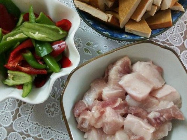 【五花肉炒香干】步骤1制作图解