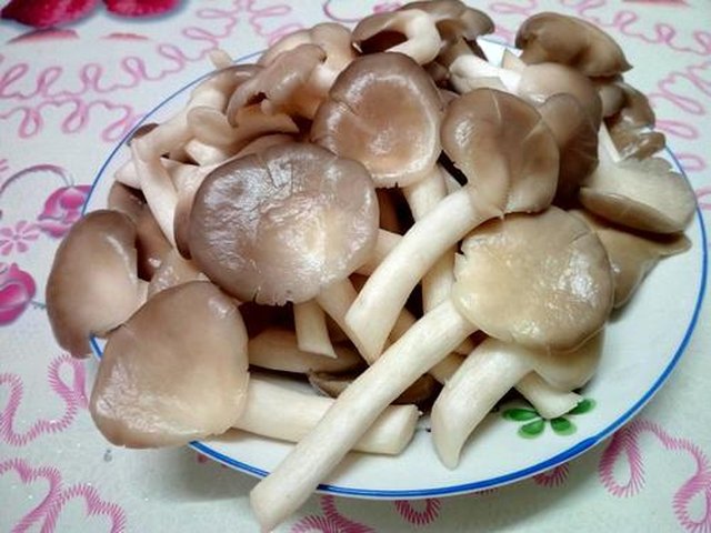 【小炒秀珍菇】步骤1制作图解